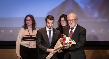 Onur ödülü Altan Erkekli'ye verildi