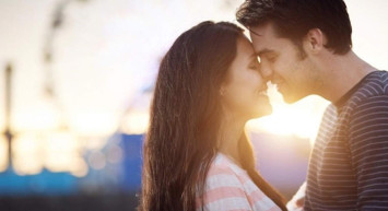 Öpüşmek orucu bozar mı? Oruçluyken eşle öpüşmek orucu bozar mı? Diyanet öpüşme oruç fetvası