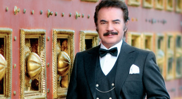 Orhan Gencebay’ın Edep Çıkışı Sonrası Hülya Avşar’ın Kalçasına Vurduğu Görüntüleri Sosyal Medyaya Damga Vurdu!