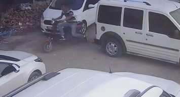 Osmaniye’de akıllara durgunluk veren hırsızlık olayı! Yardımda bulunarak motosikleti çaldılar!