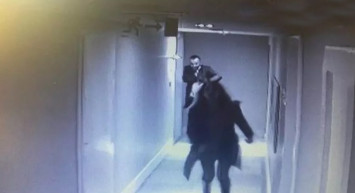 Otelin 7. katından düşerek hayatını kaybeden Ebru Cizdam'ın son görüntüleri! Otel koridorunda sürüklenerek içeriye sokuldu