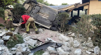 Otomobil kafenin bahçesine daldı: 1 ağır yaralı var