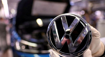 Otomotiv Devinden Tarihi Karar: Manueli Tamamen Bırakıyor!