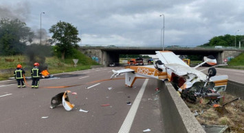 Otoyola uçak düştü felaket yaşandı: Çok sayıda ölü var