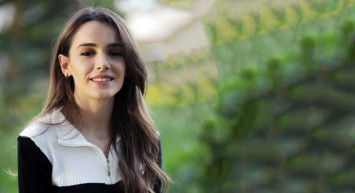 Oyunculuğuyla hayran bırakan Hafsanur Sancaktutan giydiği kıyafetle de hayran bıraktı! Siyah mini etekli kombini baharı müjdeledi