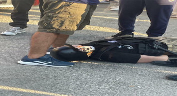 Oyunun etkisinde kalıp, etrafına saldırdı