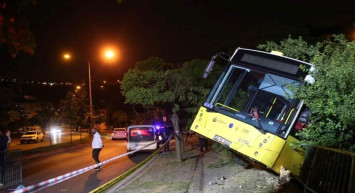 Park halindeyken freni boşaldı: İETT otobüsü evin bahçesine daldı