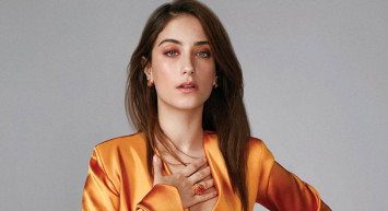 Pera Palas'ta Gece Yarısı'nın başrolü Hazal Kaya galaya pantolonunun açık fermuarıyla gelince alay konusu oldu