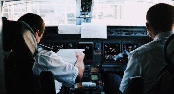 Pilot havadayken bayıldı: 225 yolcusu bulunan uçak acil iniş yaptı