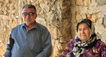 PKK/YPG terör örgütlerinin ellerinden kaçmayı başaran on binlerce sivil vatandaş köylerine geri dönüyor! Afrin'li çift vatanlarına dönmenin mutluluğunu yaşadı!