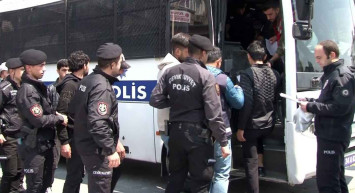 Polis ekipleri göz açtırmadı: İstanbul'da yakalanan 250 kaçak göçmen gözaltına alındı!