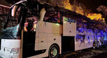 Polisleri taşıyan otobüs alev aldı: Canlarını son anda kurtardılar