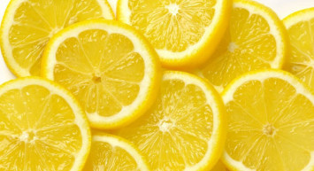 Pürüzsüz ve parlak bir cilde sahip olmak ister misiniz? Limonun cilt üzerindeki mucizevi etkileri herkesi şaşırtacak