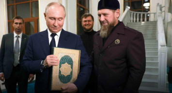 Putin, Hz. İsa Camii’nde Kur’an-ı Kerim’i Öptü