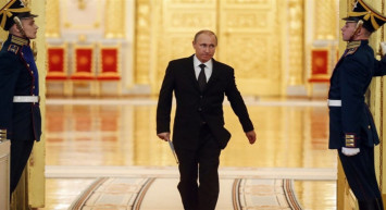 Putin'in sağ kolu neden hep sabit? Putin neden sağ kolu sabit yürüyor? Putin neden böyle yürüyor? Yürüyüşündeki detay hakkında olay iddia