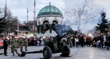 Ramazanın ilk iftarını açmak için İstanbullular Sultanahmet Meydanını doldurdu