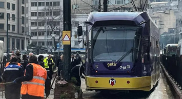 Raydan çıkan tramvay elektrik direğine çarptı: Yolcular tahliye edildi