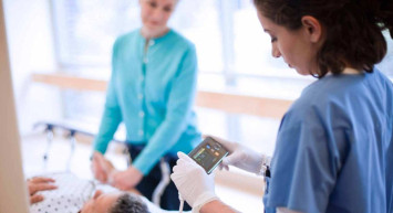 Refakat izni nedir, ne demektir? Refakat izni kimlere verilir alma şartları nelerdir? Refakat izninde maaş kesilir mi?