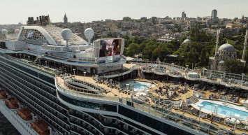 Regal Princess isimli dev gemi Galataport Limanı'na demir attı: Gemide sinema keyfi kameralara yansıdı