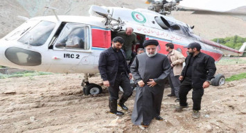 Reisi'nin ölümünde Mossad şüphesi! Enkazın etrafındaki gizemli kişi görüntülendi