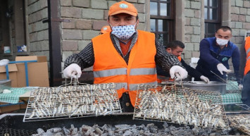 Rekor Hamsi Tüketimi! Rize’de Gerçekleştirilen Festivalde 2 Saatte Tonlarca Hamsi Yenildi