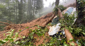 Rize’de heyelan yaşandı: Yollar toprak altında kaldı