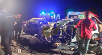 Rize’de iki otomobil kafa kafaya çarpıştı: 2 ölü ve 6 yaralı var