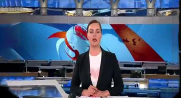 Rusya'da bir televizyon kanalına flaş baskın: Canlı yayın esnasında 'savaşa hayır' yazılı pankart açtı