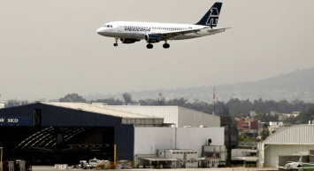 Saatlerce bekledikten sonra dayanamadı: Uçağın acil çıkış kapısını açarak kanatta yürüdü