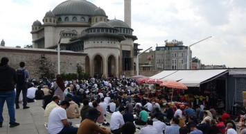 Sabahın İlk Işıklarında Camilere Akın Edildi! Taksim Camii'nde İlk Namaz