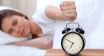 Sabahları yorgun uyanmak ve alarmlarınızı ertelemenin sebebi belli oldu! Meğer o hastalığın habercisiymiş!