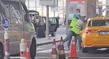 Sabiha Gökçen'de taksiciler kahya engeline takıldı: İki taraf arasında yaşanan arbede kameralara yansıdı