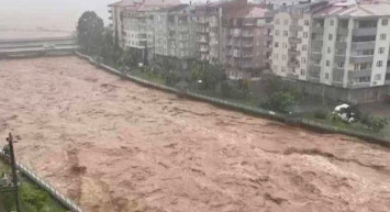 Sağanak Artvin’i esir aldı: Dereler taştı, heyelan meydana geldi