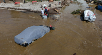 Sağanak Yağış Hayatı Olumsuz Etkiledi: Yol Çöktü, Araçlar Denize Sürüklendi