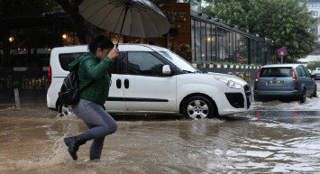Sağanak yağış İzmir’de hayatı olumsuz etkiledi: Tarlalar su altında kaldı