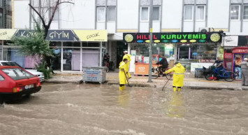Sağanak yağış o ilde hayatı felç etti: Çok sayıda ev ve iş yeri sular altında kaldı