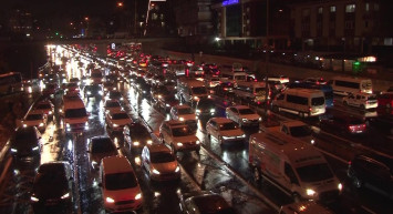 Sağanak yağış ulaşımı felç etti: İstanbul’da trafik yoğunluğu yüzde 90’a ulaştı
