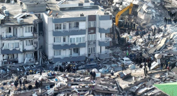 Sağlık çalışanlarını canlarını hiçe saydı: Deprem anında kuvözdeki bebekleri korudular