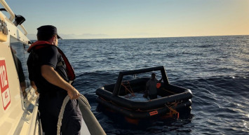 Sahil Güvenlik Fırsat Vermedi. Göçmen Kaçakçısı İş Başında Yakalandı...