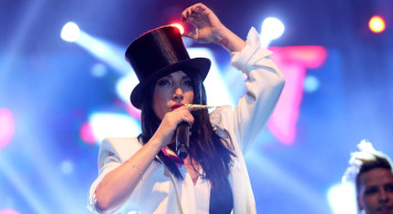 Sahne Kıyafetiyle Tepki Alan Hande Yener: 'Daha Açık Giyeceğim'