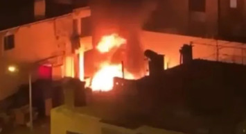 Sahur vaktinde çıkan yangın paniğe neden oldu: Alevler metrelerce yükseğe uzandı