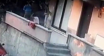 Sakarya'da bir garip olay! Evinin önünde kızıyla sohbet eden adama Yorgun mermi isabet etti kızının gözü önünde yere yığıldı