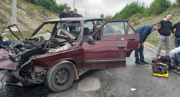 Sakarya'da iki otomobil kafa kafaya çarpıştı: 3 kişi yaralandı!