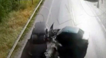 Sakarya'da korkunç kaza! İki araç kafa kafaya çarpıştı: O anlar kameralara yansıdı