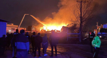 Sakarya’da korkutan yangın: Mobilya deposu alev aldı