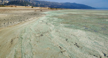 Salda Gölü Renk Değiştirdi! Göl Alglerin İstilasına Uğradı