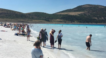 Salda Gölü'nde Bayram Tatili Yoğunluğu Yaşanıyor!