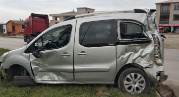 Samsun’da Hafif Ticari Araç İle Tır Çarpıştı: 2 Yaralı