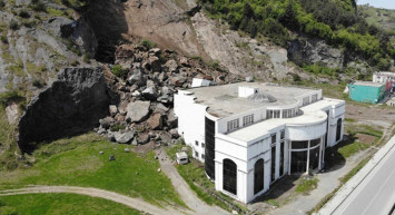 Samsun'da korkutan heyelan: Düğün salonu binası kayaları engelledi!