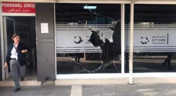 Şanlıurfa'da skandal olay: Suriye uyruklu göçmenler Göç İdaresi binasına taşlı saldırı gerçekleştirdi